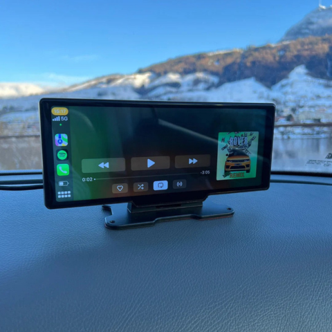 Auton multimediajärjestelmä - HD-näyttö ja langaton CarPlay-peli